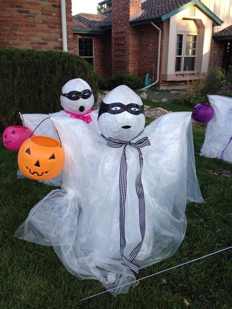 Make use of those old tomato cages when the summer growing season ends. Make tomato cage ghosts for a quick and easy Halloween ...