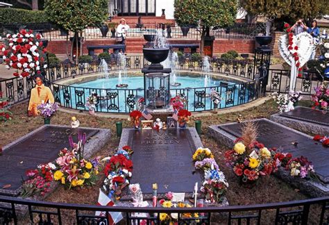 Elvis Presleys Grave In The Remembrance Garden At Graceland The Home Of Elvis Presley Memphis