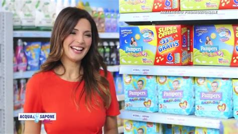 Como surgiram e evoluíram nomes e símbolos. Modella Acqua e Sapone pubblicità con Alessia Mancini con ...