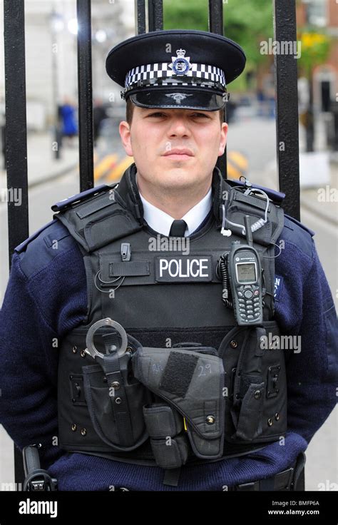 Polizeibeamter Polizist In Downing Street London Uk Stockfoto Bild