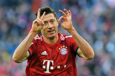 Hansi flick is still the coach; Bayern Munich's Lewandowski scores spectacular 200th Bundesliga goal against Borussia Dortmund ...