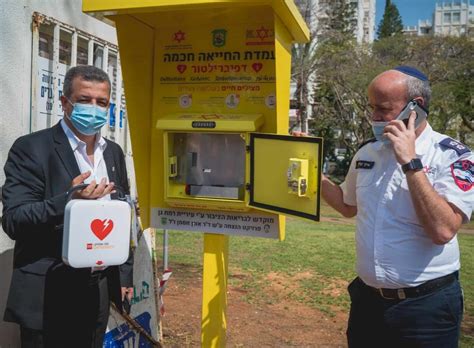 במצב שכזה, זרימת הדם אל המוח נעצרת באופן מידי ותוך שניות בודדות האדם מאבד את ההכרה ומתמוטט. הצלת חיים: 10 מכשירי דפיברילטור חדשים הוצבה בר"ג - איפה יש ...