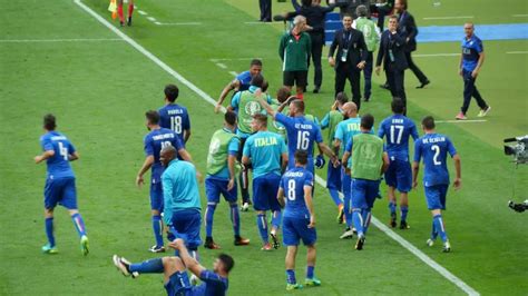 Suivez avec nous en live audio le plus attendue des huitièmes de finale de cet euro 2016 en france ! Italie - Espagne : EURO 2016 (27-06-16) - YouTube