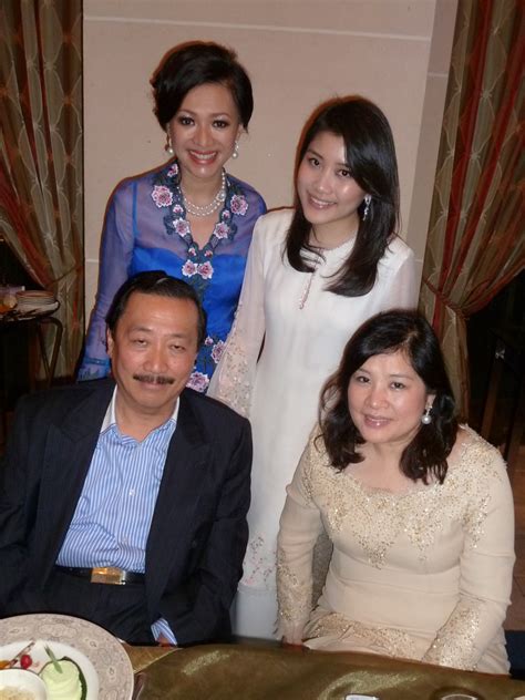 The daughter of tan sri vincent tan recently took to instagram to share images from the expectant couple's baby shower and gender reveal party that was. Kee Hua Chee Live!: PART 3; WINNIE SIN HOSTS DINNER FOR ...