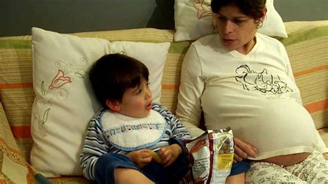 Mama Embarazada Con Super Barriga Habla Con Los BebÉs