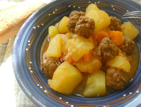 Boulettes de viande hachée et pommes de terre en sauce Turquie La