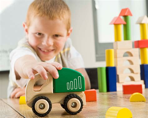 En este artículo te informamos los juguetes más adecuados para niños de 2 a 3 años, teniendo en cuenta que a esta edad comienzan a mostrar habilidades y destrezas propias de la edad. 7 juegos para enseñar valores