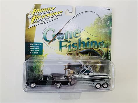 Johnny Lightning Gone Fishing 1964 Oldsmobile Vista Cruiser With Boat