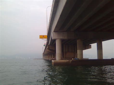 Jambatan pulau pinang (penang bridge) merupakan jambatan bertol yang menghubungkan perai di tanah besar dengan gelugor di pulau dengan jambatan pulau pinang merupakan jambatan kedua terpanjang di malaysia dan kelima terpanjang di asia tenggara. Trip Memancing: Trip Memancing D Jambatan Pulau Pinang