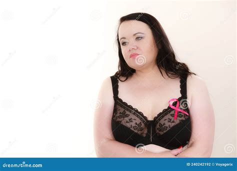 Grote Vrouw In Bh Met Roze Kankerlint Stock Foto Image Of Overgewicht