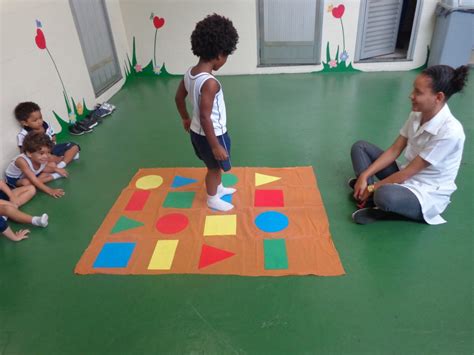 Crianças bem pequenas (1 ano e 7 meses a 3 anos e 11 meses) crianças pequenas (4 anos a 5 anos e 11 meses) campos de experiências COLÉGIO SANTA MÔNICA-FORMAS GEOMÉTRICAS-EDUCAÇÃO INFANTIL ...