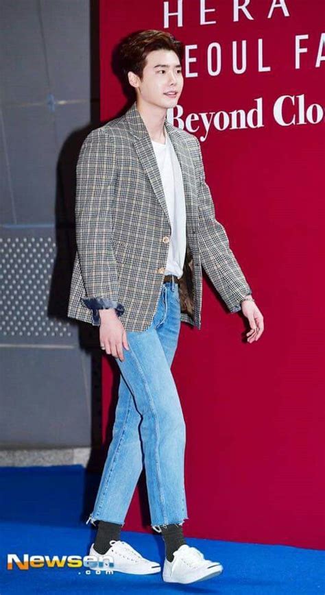 Lee Jong Suk Beyond Closet Fashion Week At Seoul Cr Logo