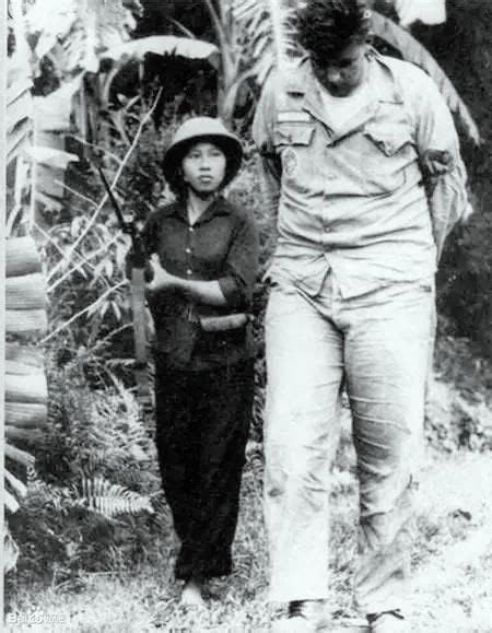 Viet Cong Female Soldier With A Captured American Soldier Vietnam War Photos North Vietnam