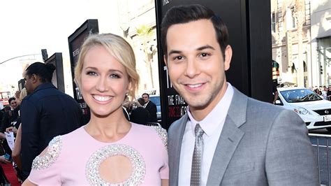 pitch perfect stars anna camp and skylar astin are married hello