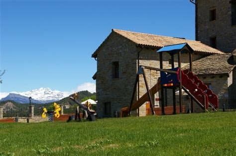 Posee diferentes jardines, zonas habilitadas para realizar barbacoas, de ocio para los niños, piscina para adultos e infantil… ¡y eso sólo si os quedáis. Casas Rurales con parque infantil - TusCasasRurales.com