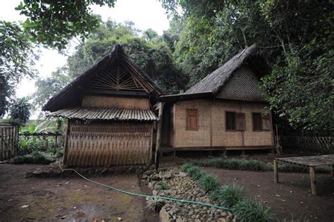 Rumah adat di indonesia merupakan peninggalan yang harus kita jaga. Kampung Adat Cikondang Kabupaten Bandung Jawa Barat ...