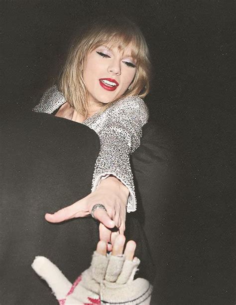 Taylor Swift Reaches For A Fans Hand In Times Square Famosos Música