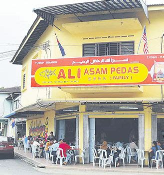 Siapkan dua potong roti tawar, selipkan telur goreng di tengahnya kemudian haluskan dengan beberapa potong es batu. info PERJALANAN tempat MENARIK@melancong: 2 hari di Johor
