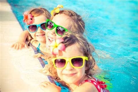Счастливые дети в бассейне стоковое фото изображение насчитывающей ñ