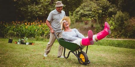 Glückliche ältere Paare Die Spaß Zusammen Mit Intelligentem Mobiltelefon Haben Stockbild Bild
