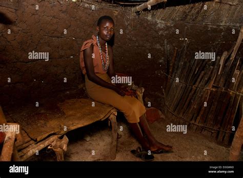 Kikuyu Frau In Ihrer Hütte Ngomongo Village Kenia Stockfotografie Alamy