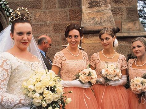 Muriel heslop (toni collette) tem 22 anos e nunca teve muitos amigos, já que as roupas que usa são fora de moda e, ainda por cima, vive. Muriel's Wedding (1994) - P.J. Hogan | Review | AllMovie