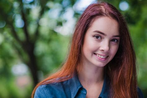 Adolescente Pelirroja Chica Sonriendo Fuera Foto Gratis