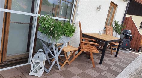 Moderne werkstoffe wie wpc sorgen für eine ansprechende optik. WPC Fliesen Terrasse und Balkon - Holz Urban