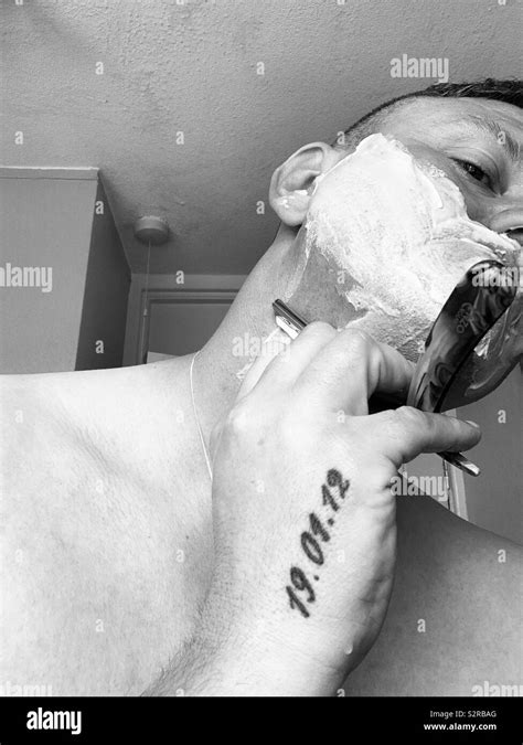 Cut Throat Razor Hi Res Stock Photography And Images Alamy