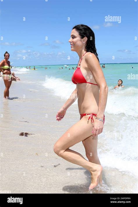 Bethenny Frankel Zeigt Ihren Superschlanken Strandkörper In Einem Roten Bikini An Einem Tag Am