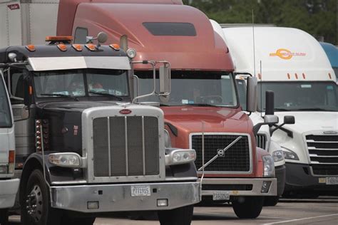 Truckers Wrestle With Oversupply Of Big Rigs Falling Freight Rates Wsj