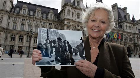 woman in iconic robert doisneau paris kiss photograph dies at 93