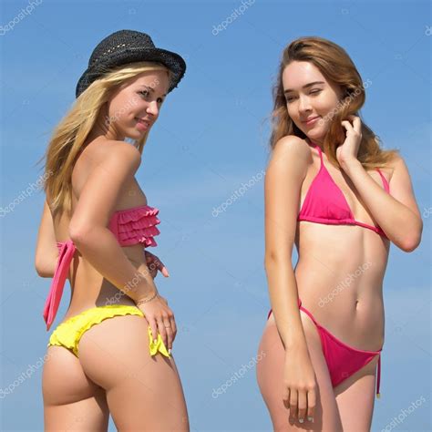 Twee Sexy Meisjes In Bikini S Stockfoto Rechtenvrije Foto Door Rrraum