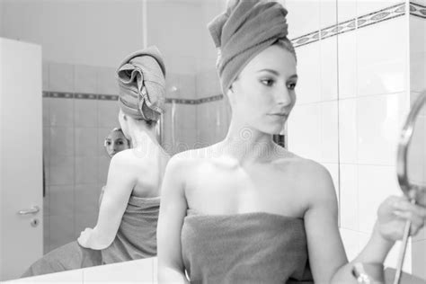 jeune femme dans la salle de bains image stock image du beau hydratez 82651357