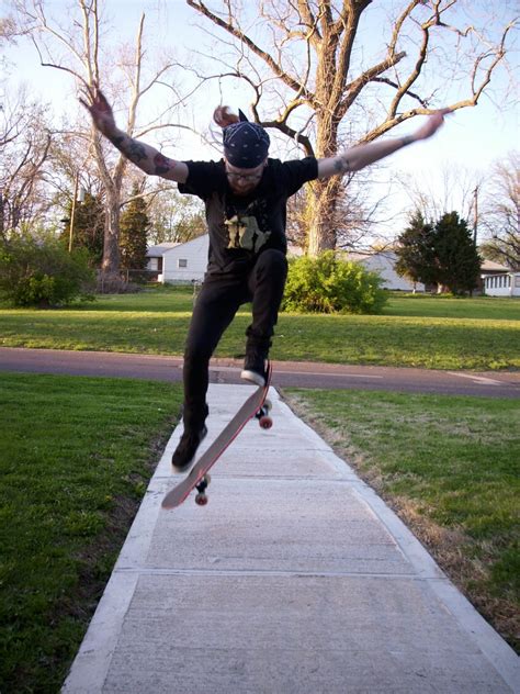 fotos gratis acera patineta corriendo saltar skateboarding masculino suburbio primavera