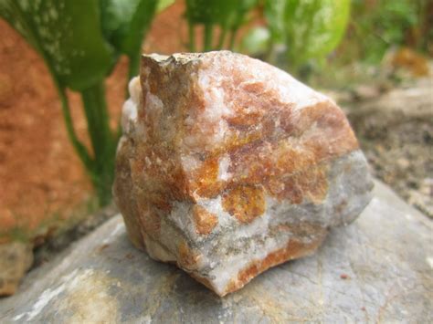 Ada batuan putih berurat emas (urat kaca atau batuan kaca transparan). Asal Usul Dan Sejarah Terbentuknya Emas Di Bumi
