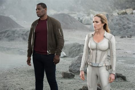 Legends Of Tomorrows Caity Lotz Previews The End Of Crisis On