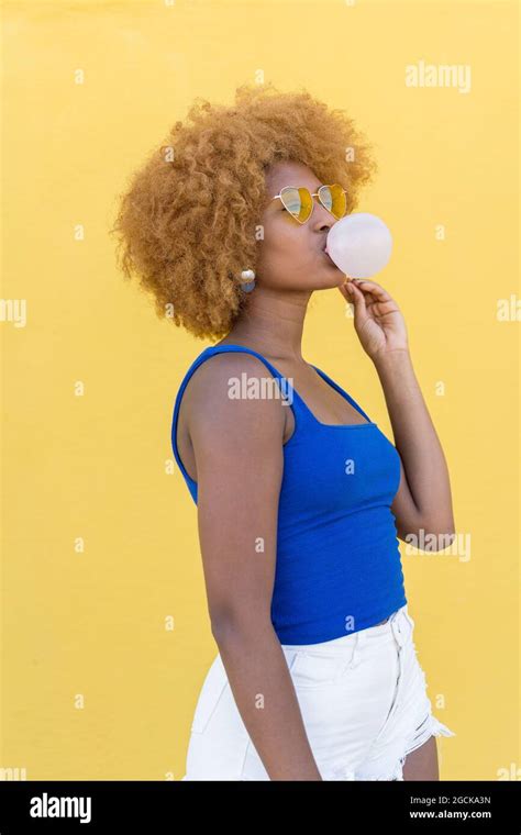 Blowing Bubble Gum Street Hi Res Stock Photography And Images Alamy