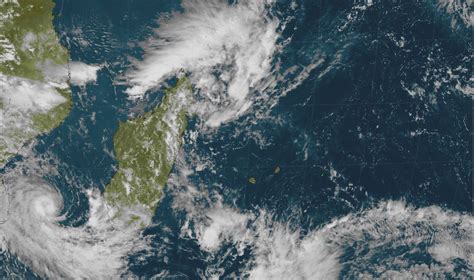 22h30 Tempête Tropicale Modérée Desmond10s Photos Satellite Incluses