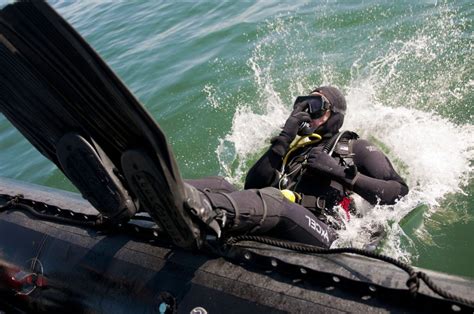 Why Do Scuba Divers Dive Backwards Into The Water Scuba Diving Gear Best Scuba Diving