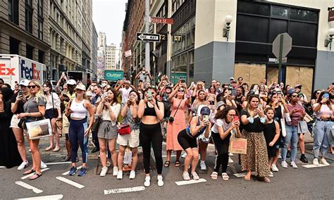 Fandemonium Fashionistas Flock To Times Square To Watch Sex And The