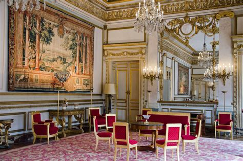 Le ministère de l'intérieur a promis en début de soirée que des modifications seraient apportées à son schéma du maintien de l'ordre pour atteindre les objectifs du texte, tout en respectant les orientations de la décision du conseil d'etat. Qu'y a-t-il à l'intérieur du Palais Royal ? — Et si on se ...