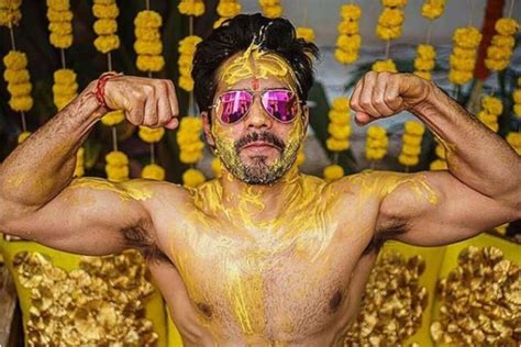 When Varun Dhawan Flexed His Muscles At Haldi Ceremony