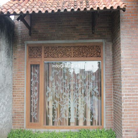 Seperti gambar kusen pintu dan jendela diatas, perpaduan dua warna tersebut membuat tampilan rumah anda terlihat lebih modern dan menarik ditambah dengan hiasan. Jendela Kaca Sandblast dengan Bevel rumah Bp. Oma Gentan ...