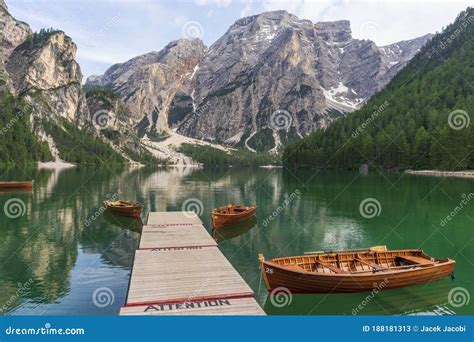 Lago Di Braies Un Lac Pittoresque Dans Les Dolomites Image Stock
