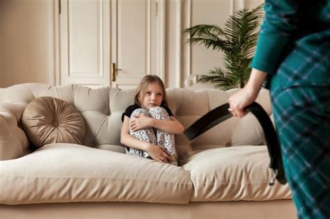 Free Photo Mother Scolding Her Daughter In Living Room