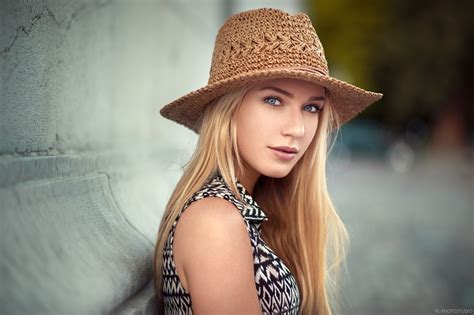 Obrázky na plochu tvár ženy vonku Model portrét blondínka pri pohľade na diváka klobúk
