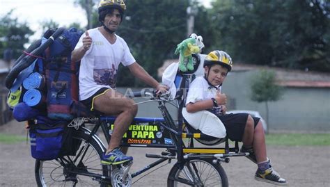 Padre E Hijo Recorren El País En Una Bici De Reparto