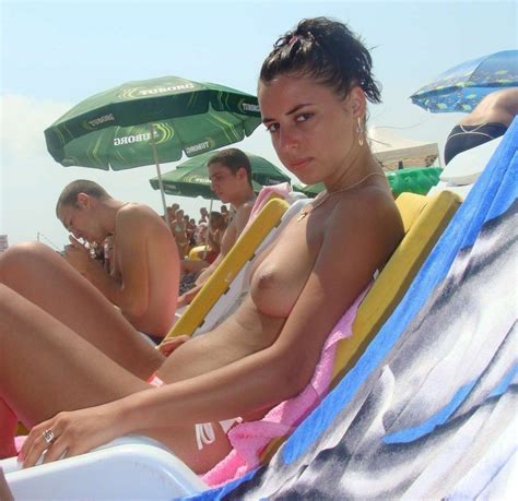 Femmes Sexy Exhibent Leurs Gros Nibards Sur La Plage Plaisir Com