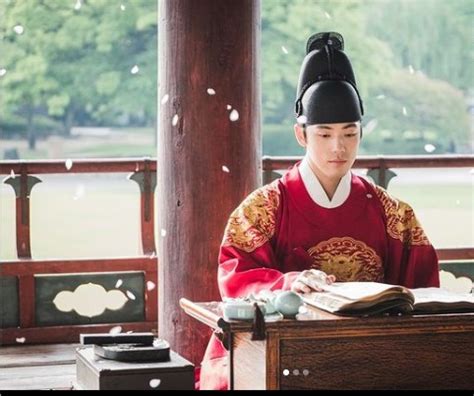 Pada 2017, kim jung hyun berhasil membawa pulang penghargaan mbc drama awards untuk kategori best new actor lewat drama the rebel. tvN's Upcoming Drama 'Mr. Queen' Releases a Sneak Peek of ...